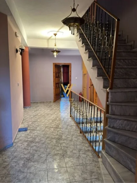 Korce, shitet hotel Kati 0, 3.100 m² 400.000 € (KORCE)