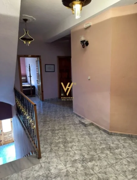 Korce, shitet hotel Kati 0, 3.100 m² 400.000 € (KORCE)