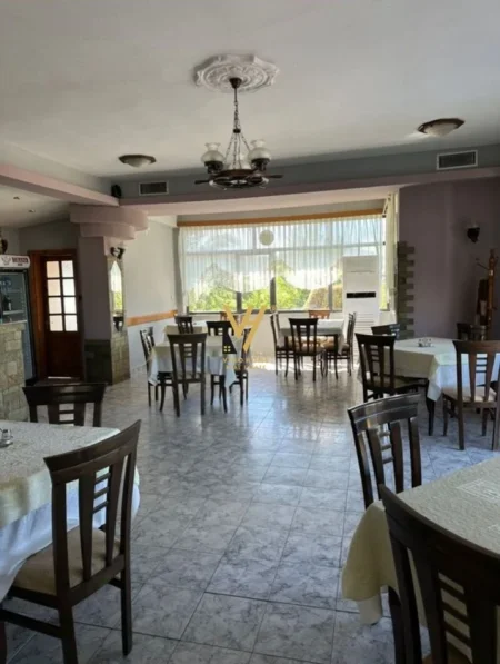 Korce, shitet hotel Kati 0, 3.100 m² 400.000 € (KORCE)