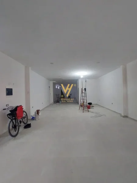 Tirane, jepet me qera dyqan Kati 0, 110 m² 2.000 € (NISHARAKU)