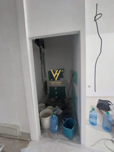 Tirane, jepet me qera dyqan Kati 0, 110 m² 2.000 € (NISHARAKU)