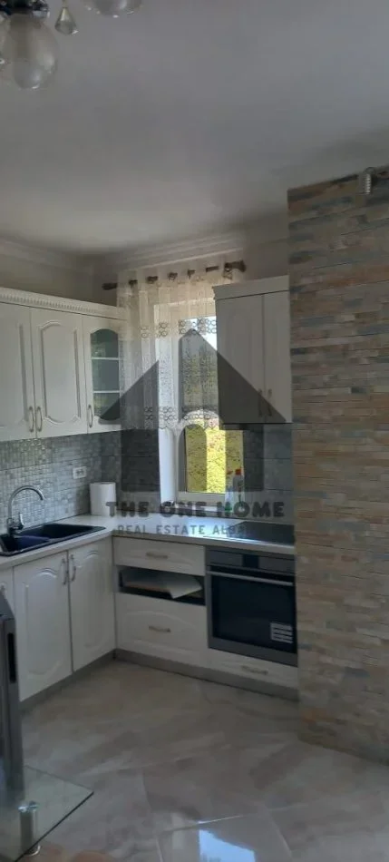Tirane, jepet me qera apartament 1+1+Ballkon Kati 2, 70 m² 400 € (Fresku)
