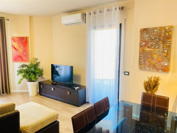 Jepet me Qera Apartament 1+1 Tek Mine Peza Afer Prokurorisë ne Tiranë, Kati 5, 75 m² 700 €uro