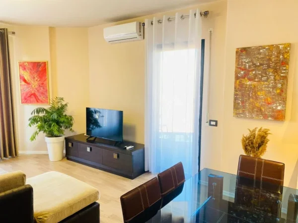 Jepet me Qera Apartament 1+1 Tek Mine Peza Afer Prokurorisë ne Tiranë, Kati 5, 75 m² 700 €uro