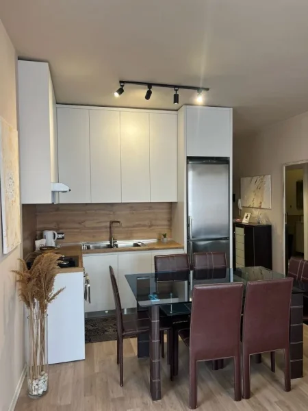 Jepet me Qera Apartament 1+1 Tek Mine Peza Afer Prokurorisë ne Tiranë, Kati 5, 75 m² 700 €uro