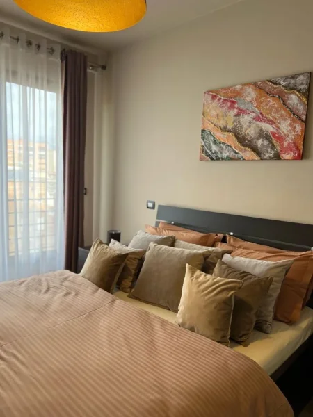 Jepet me Qera Apartament 1+1 Tek Mine Peza Afer Prokurorisë ne Tiranë, Kati 5, 75 m² 700 €uro