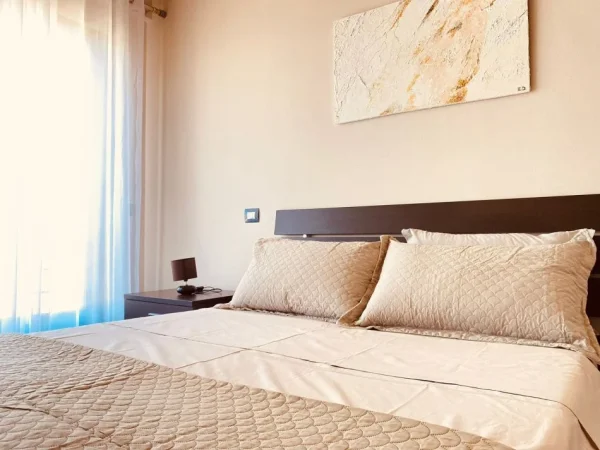 Jepet me Qera Apartament 1+1 Tek Mine Peza Afer Prokurorisë ne Tiranë, Kati 5, 75 m² 700 €uro