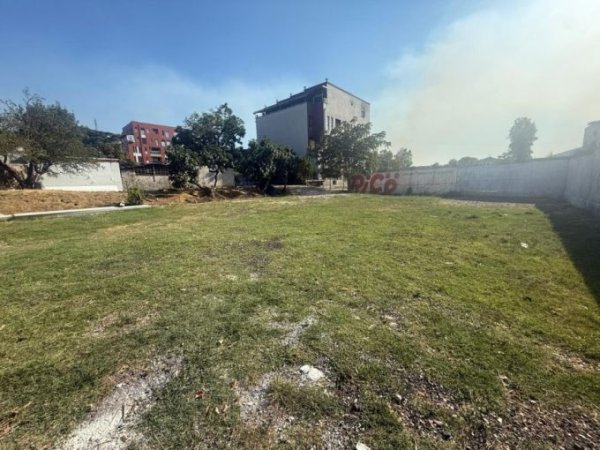 Tirane, jepet me qera toke , 1.500 m² (kombinat)