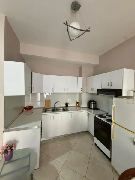 Tirane, jepet me qera apartament 1+1 Kati 5, 65 m² 550 € (Spitali amerikan 3)