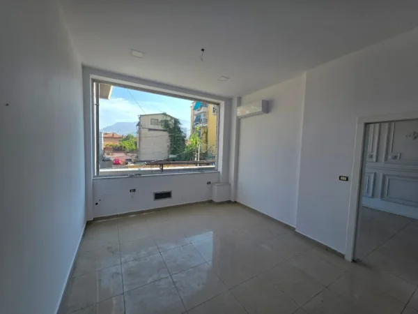 Tirane, jepet me qera ambjent biznesi Kati 2, 47 m² 400 € (Rruga e DIbres)