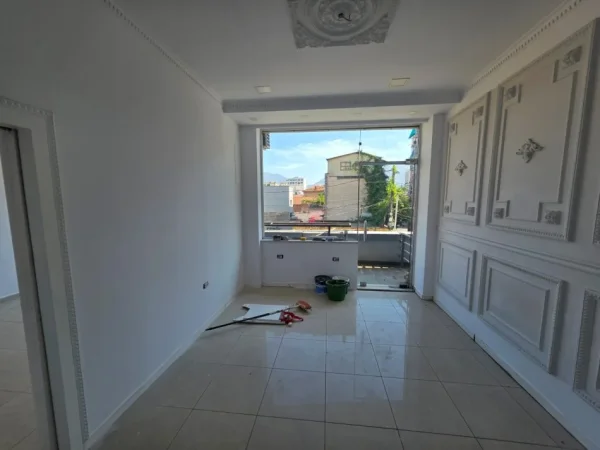 Tirane, jepet me qera ambjent biznesi Kati 2, 47 m² 400 € (Rruga e DIbres)