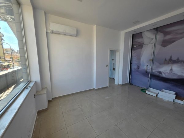 Tirane, jepet me qera ambjent biznesi Kati 2, 47 m² 400 € (Rruga e DIbres)