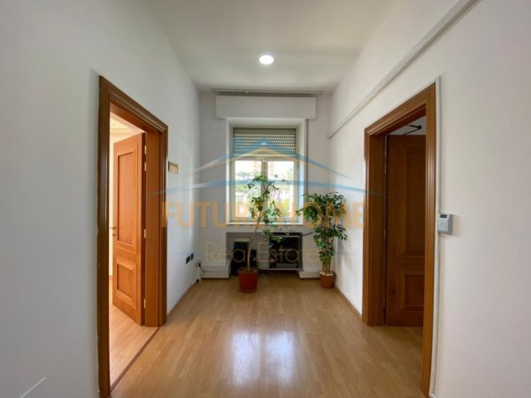 Tirane, jepet me qera ambjent biznesi Kati 0, 1.358 m² 28.000 € (Bllok)