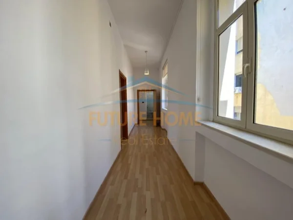 Tirane, jepet me qera ambjent biznesi Kati 0, 1.358 m² 28.000 € (Bllok)