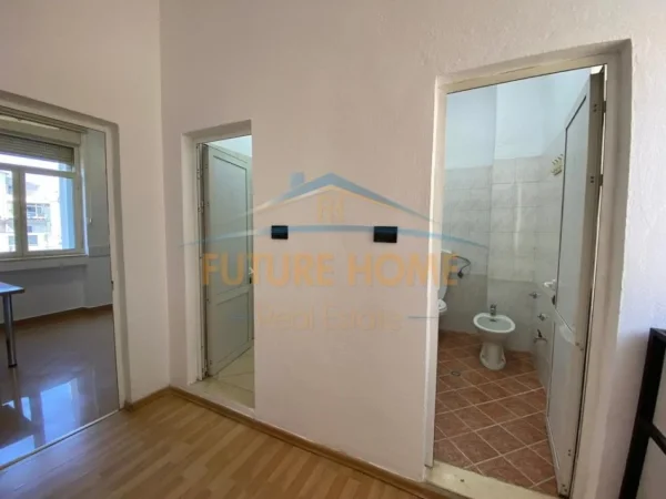 Tirane, jepet me qera ambjent biznesi Kati 0, 1.358 m² 28.000 € (Bllok)