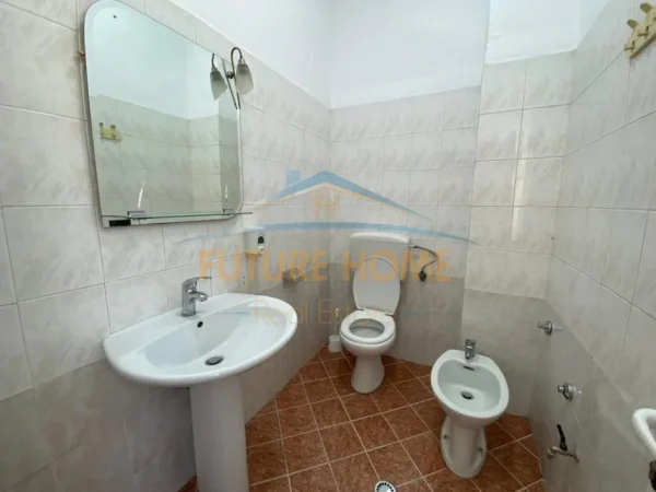 Tirane, jepet me qera ambjent biznesi Kati 0, 1.358 m² 28.000 € (Bllok)