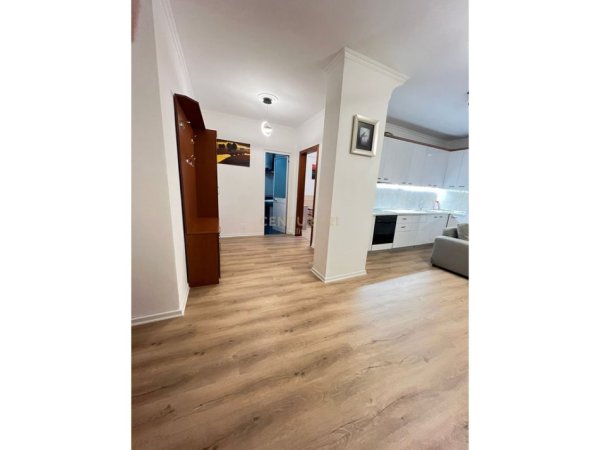 Tirane, jap me qera apartament 1+1 Kati 7, 70 m² 400 € (Fresku)