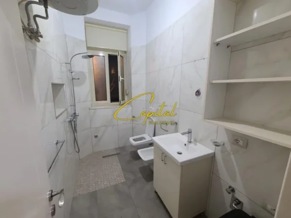 Tirane, jepet me qera zyre Kati 1, 75 m² 1.000 € (BULEVARDI ZOGU I)