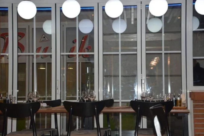 Tirane, jepet me qera bar-resorant Kati 0, 157 m² 2.000 € (RRUGA DURRESIT)