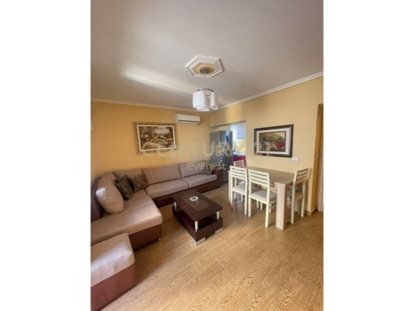 Tirane, jap me qera apartament 1+1 , 400€ (Shkolla Bashkuar)