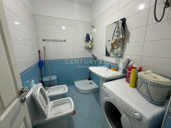 Tirane, jap me qera apartament 1+1 Kati 1, 500 € (Spitali Amerikan 2)