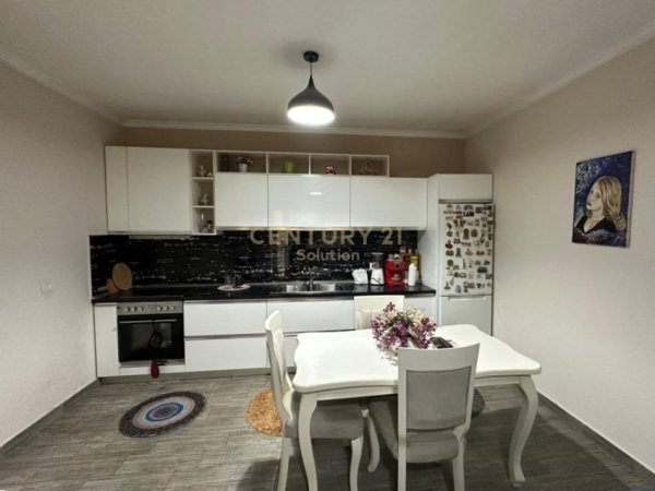 Tirane, jap me qera apartament 1+1 Kati 1, 500 € (Spitali Amerikan 2)