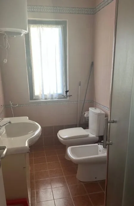 Tirane, jepet me qera apartament 2+1 Kati 3, 80 m² 700 € (RRUGA E KOSOVAREVE)