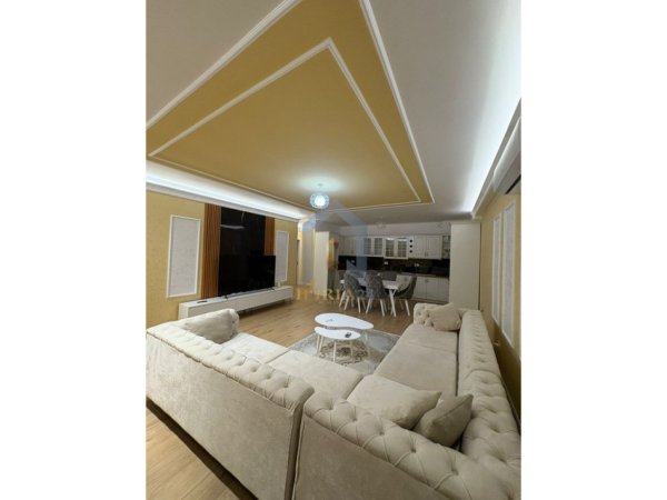 Tirane, jap me qera apartament 2+1+Ballkon Kati 4, 115 m² 900 € (Farke Kompleksi Lake Land)