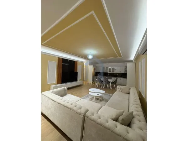 Tirane, jap me qera apartament 2+1+Ballkon Kati 4, 115 m² 900 € (Farke Kompleksi Lake Land)
