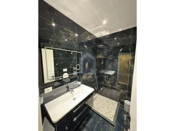 Tirane, jap me qera apartament 2+1+Ballkon Kati 4, 115 m² 900 € (Farke Kompleksi Lake Land)