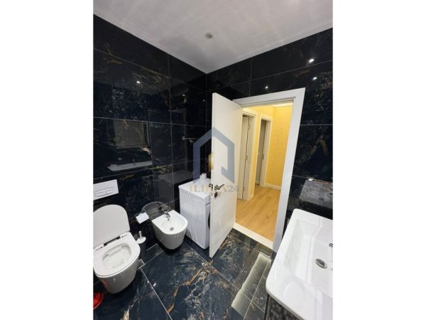 Tirane, jap me qera apartament 2+1+Ballkon Kati 4, 115 m² 900 € (Farke Kompleksi Lake Land)