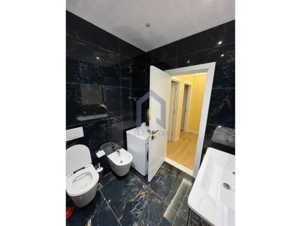 Tirane, jap me qera apartament 2+1+Ballkon Kati 4, 115 m² 900 € (Farke Kompleksi Lake Land)