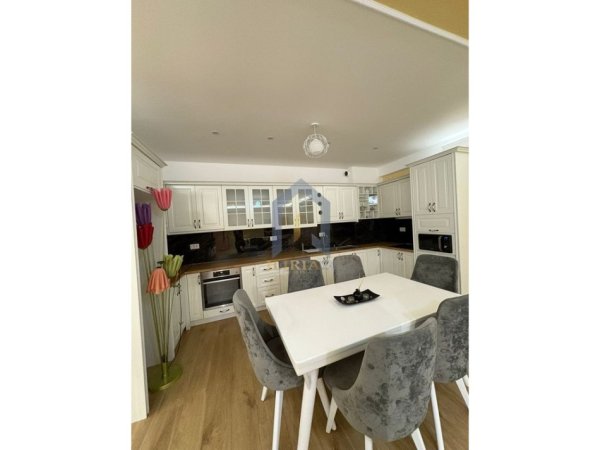 Tirane, jap me qera apartament 2+1+Ballkon Kati 4, 115 m² 900 € (Farke Kompleksi Lake Land)