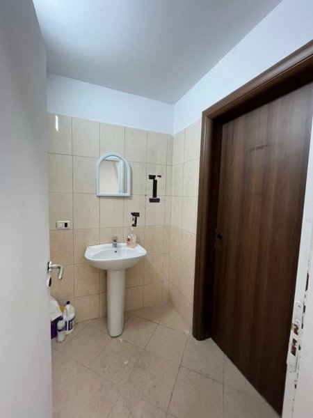 Tirane, jepet me qera Kati 3, 165 m² 1.700 € 