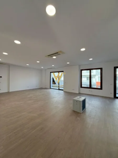 Tirane, jepet me qera zyre Kati 6, 190 m² 2.500 € (DELIJORGJI)