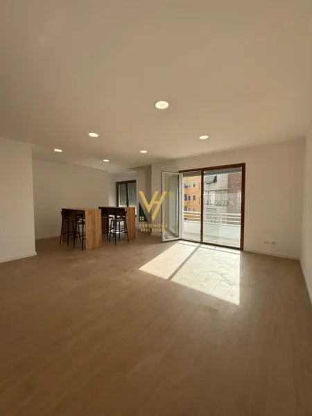 Tirane, jepet me qera zyre Kati 6, 190 m² 2.500 € (DELIJORGJI)