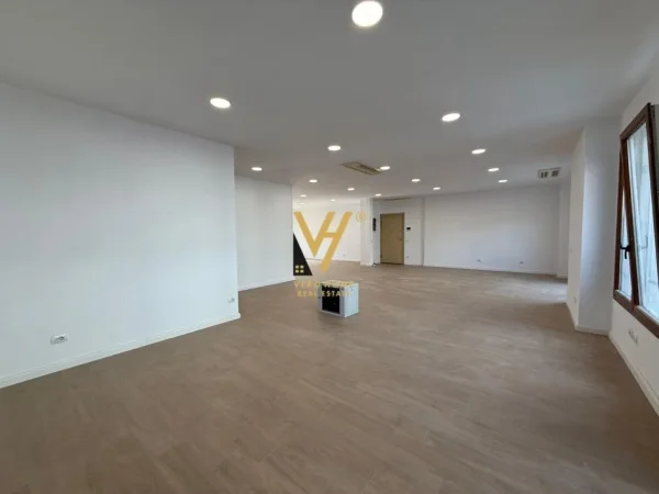 Tirane, jepet me qera zyre Kati 6, 190 m² 2.500 € (DELIJORGJI)