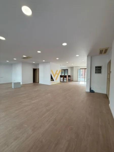 Tirane, jepet me qera zyre Kati 6, 190 m² 2.500 € (DELIJORGJI)