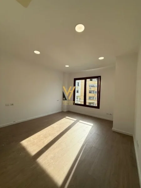 Tirane, jepet me qera zyre Kati 6, 190 m² 2.500 € (DELIJORGJI)