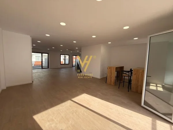 Tirane, jepet me qera zyre Kati 6, 190 m² 2.500 € (DELIJORGJI)