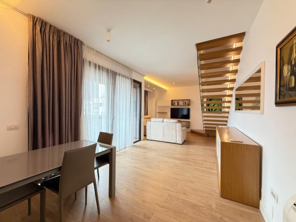 Tirane, jepet me qera apartament duplex Dublex Kati 7, 150 m² 1.500 € (Rruga Barrikadave)