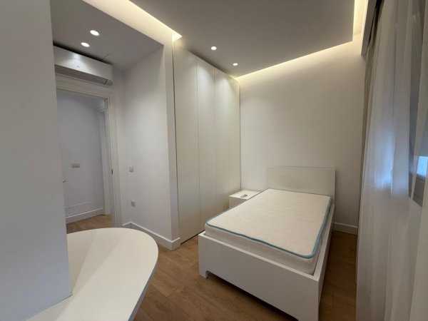 Tirane, jepet me qera apartament duplex Dublex Kati 7, 150 m² 1.500 € (Rruga Barrikadave)