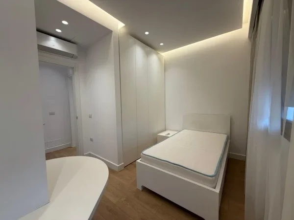 Tirane, jepet me qera apartament duplex Dublex Kati 7, 150 m² 1.500 € (Rruga Barrikadave)