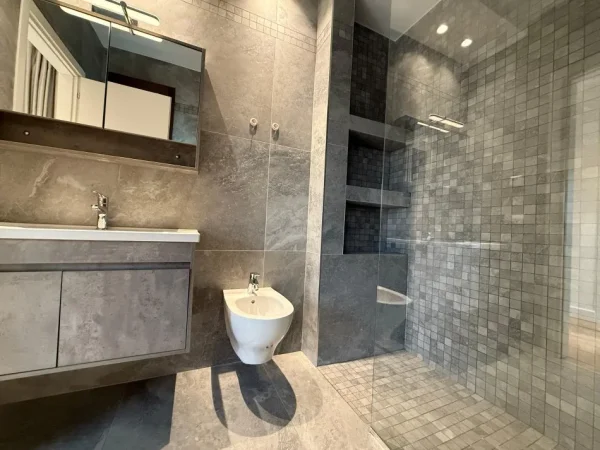 Tirane, jepet me qera apartament duplex Dublex Kati 7, 150 m² 1.500 € (Rruga Barrikadave)