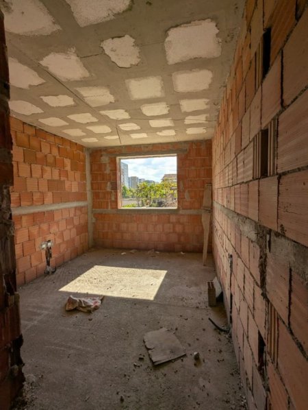 Tirane, shes apartament 1+1+Ballkon Kati 1, 94 m² 154.000 € (Ish Fusha Aviacionit)