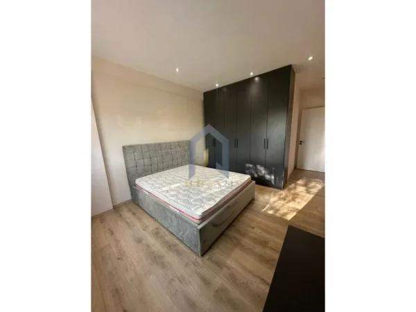 Tirane, jap me qera apartament 3+1+Aneks+Ballkon Kati 4, 160 m² 1.000 € (Farke Kompleksi Lake Land)