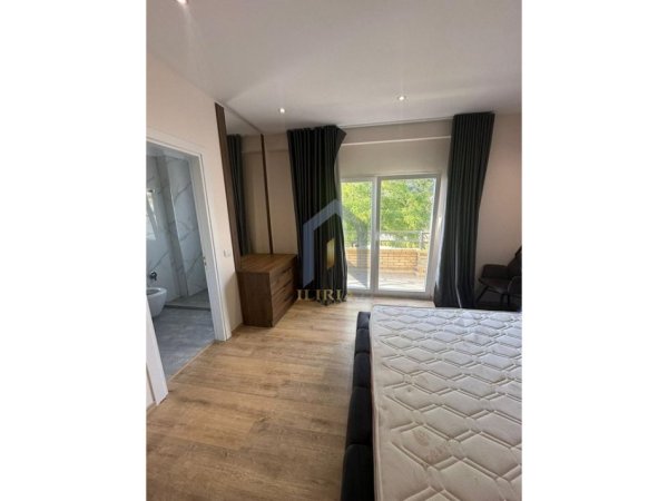 Tirane, jap me qera apartament 3+1+Aneks+Ballkon Kati 4, 160 m² 1.000 € (Farke Kompleksi Lake Land)