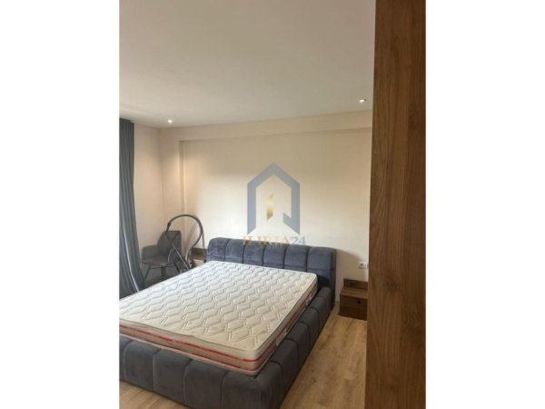 Tirane, jap me qera apartament 3+1+Aneks+Ballkon Kati 4, 160 m² 1.000 € (Farke Kompleksi Lake Land)