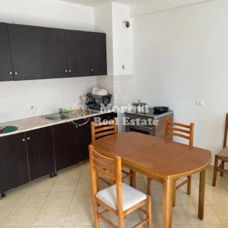 Tirane, jepet me qera apartament 1+1+Ballkon Kati 8, 45 m² 300 € (Yzberisht)