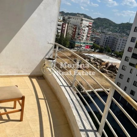 Tirane, jepet me qera apartament 1+1+Ballkon Kati 8, 45 m² 300 € (Yzberisht)